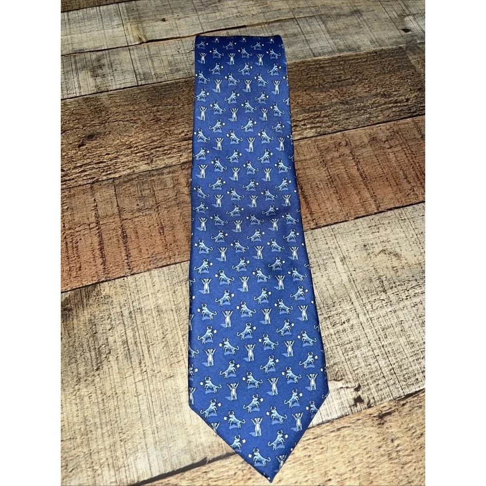 Vineyard Vines Blue Bull Bear Motif Men's Silk Hand Made USA Necktie